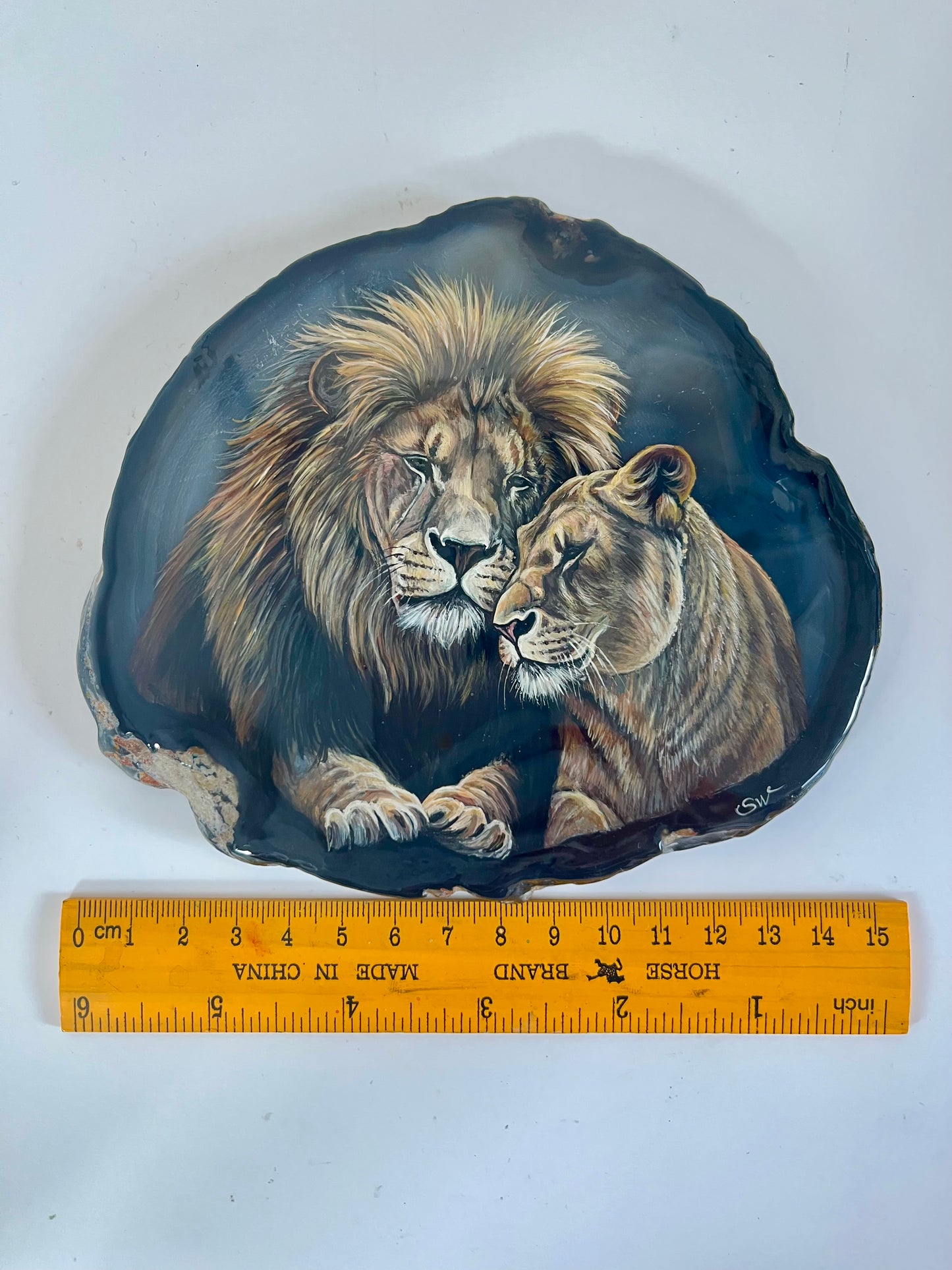 Einzigartige bemalt Achatscheibe/ Zwei aneinandergeschmiegte Löwen /Hand bemalt /Deko/Tierpotrait/ink.Metallständer
