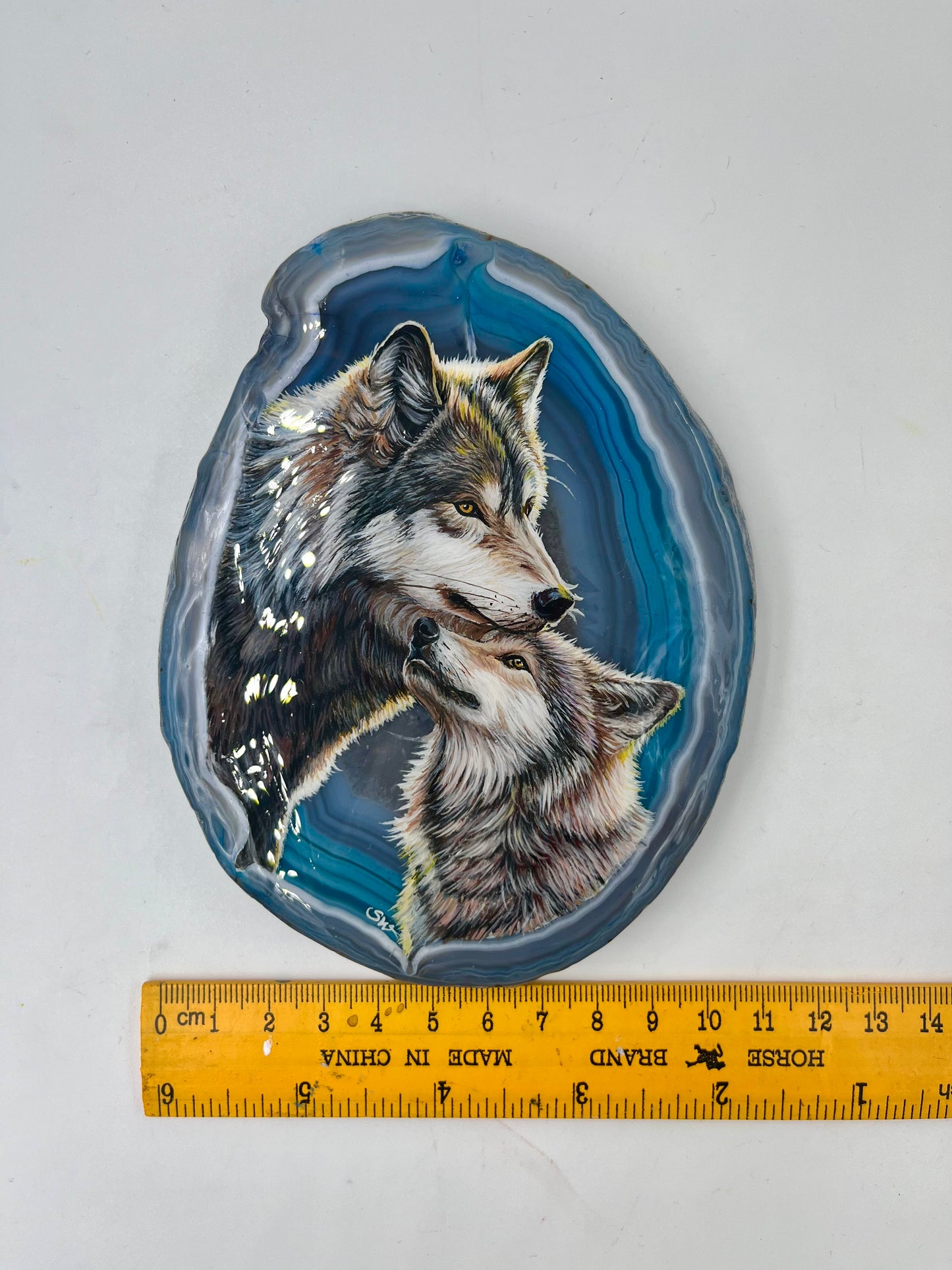 Einzigartige bemalt Achatscheibe/Die Wolfsmutter und ihr Junges/Hand bemalt /Deko/Tierpotrait/ink.Metallständer