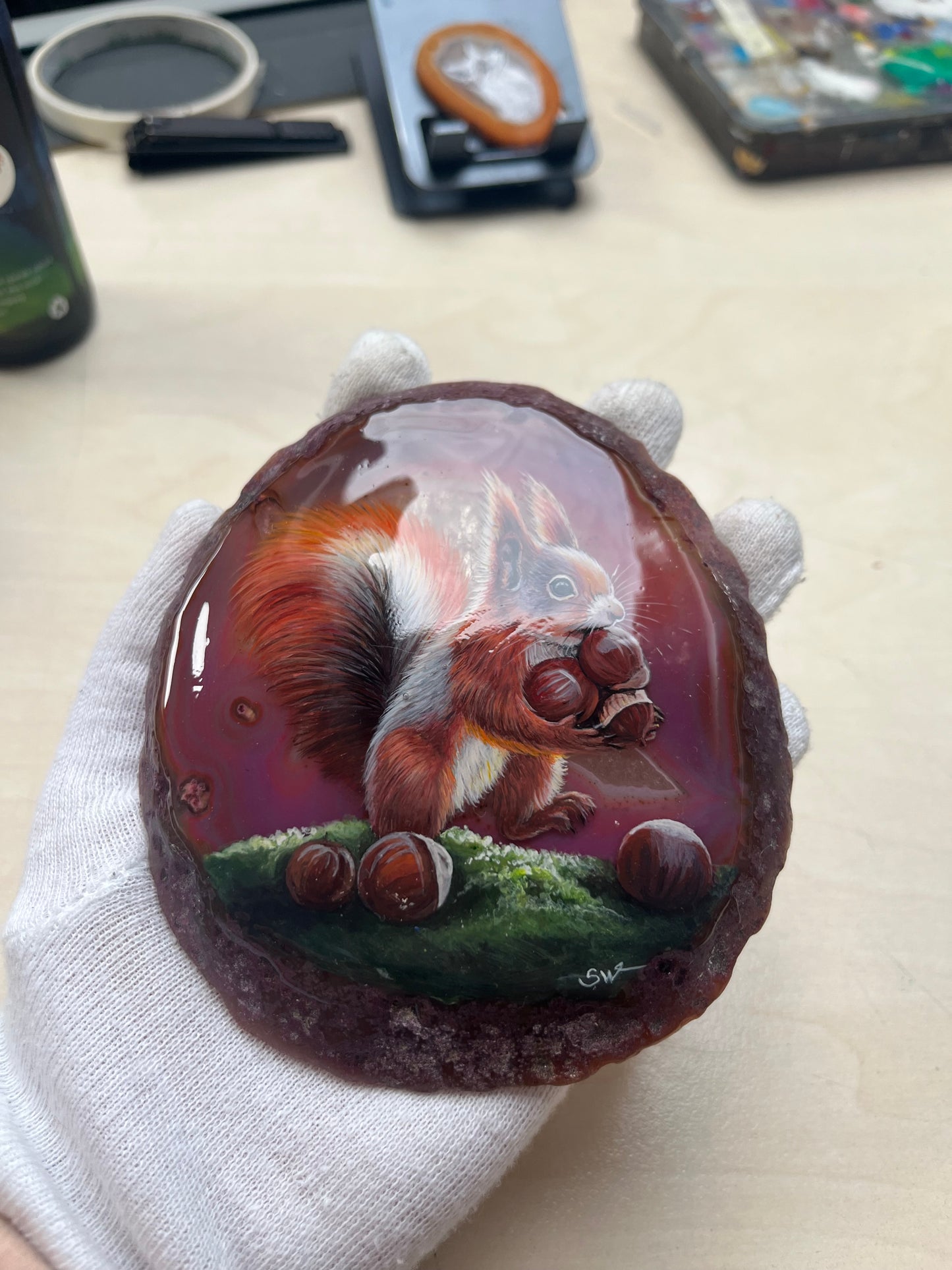 Einzigartige bemalt Achatscheibe/Das Eichhörnchen/Hand bemalt /Deko/Tierpotrait/ink.Metallständer
