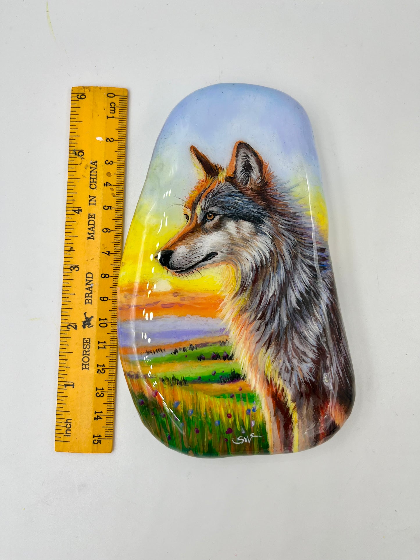 Einzigartig handbemalte Stein/Der Wolf im Abendlicht /inklusive Tischstaffelei