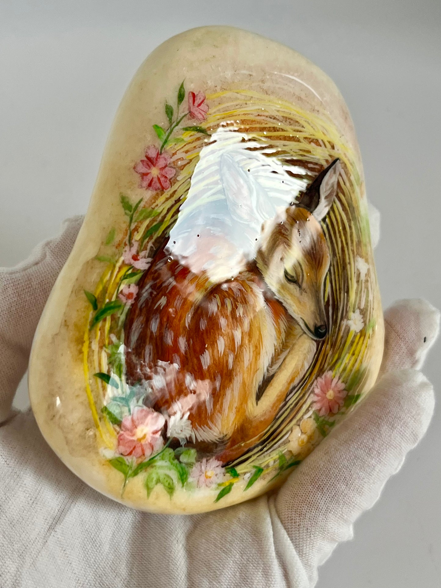 Einzigartig handbemalte Stein/Ein schlafendes Rehkitz./inklusive Tischstaffele