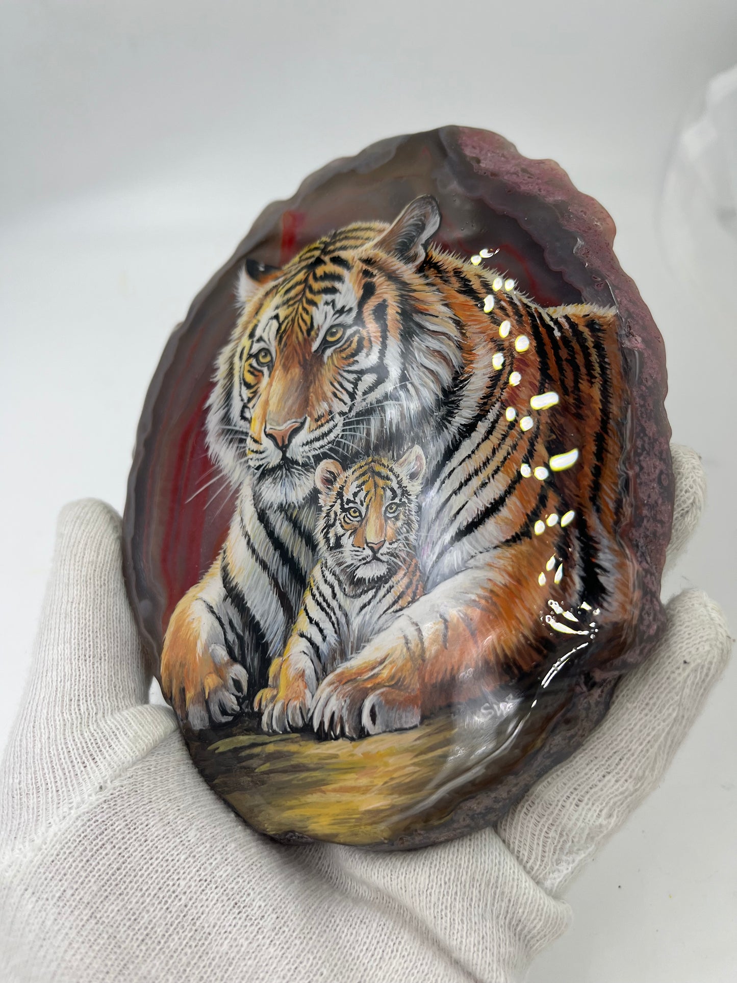 Einzigartige handbemalte Achatscheibe /die Tiger Mama und Baby /ink.Metallständer