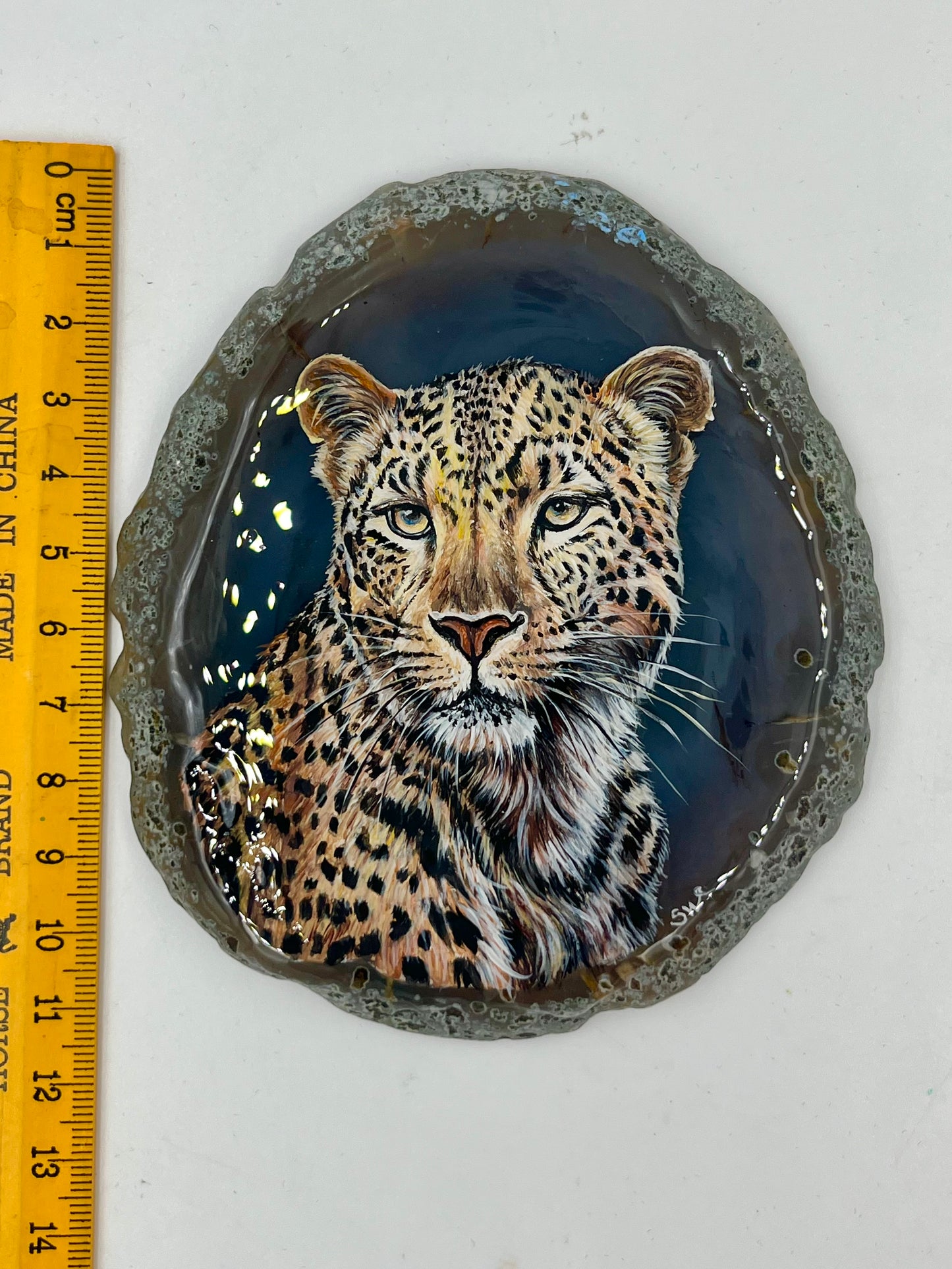 Einzigartige bemalt Achatscheibe/Der Leopard /Hand bemalt /Deko/Tierpotrait/ink.Metallständer