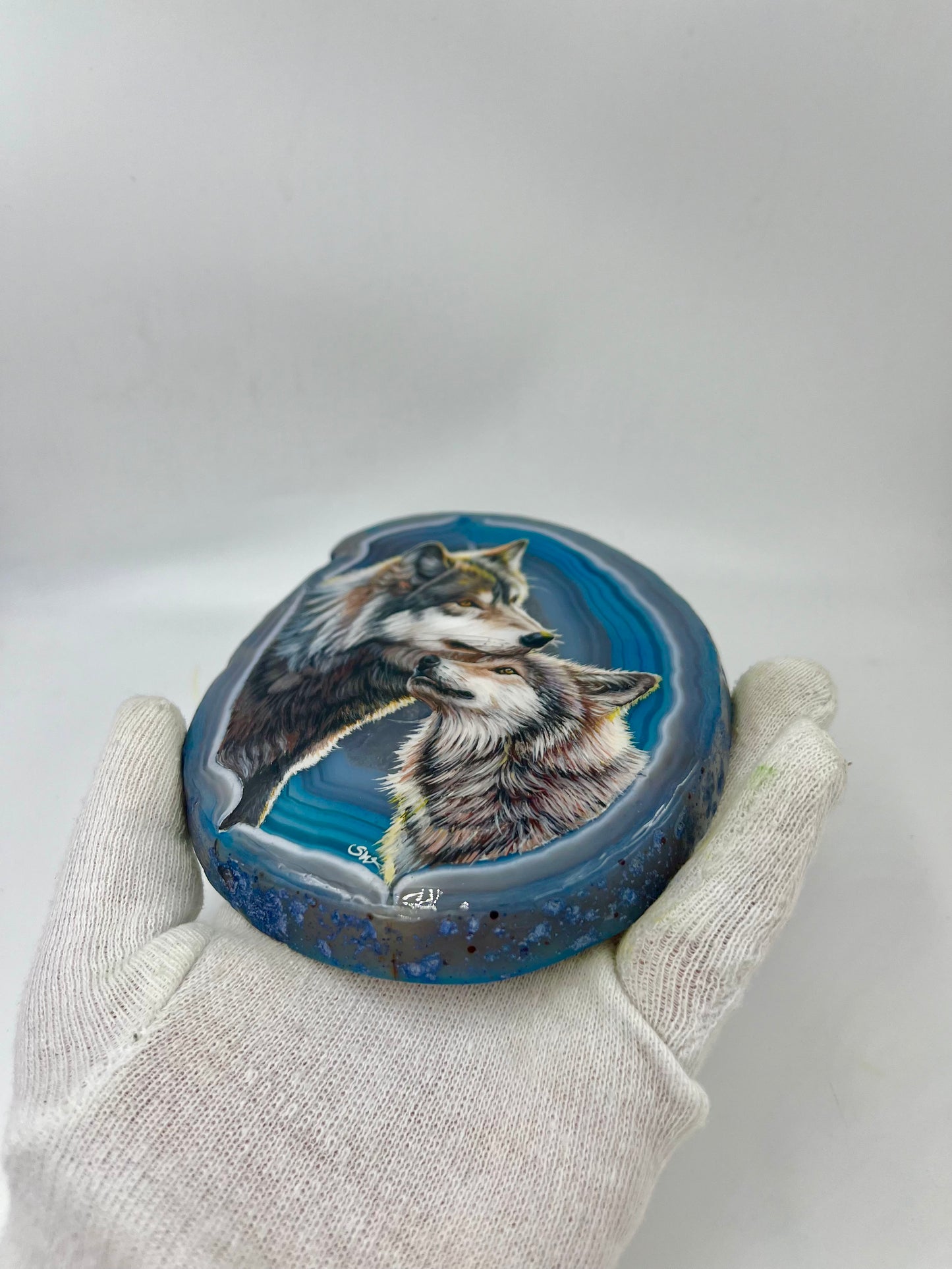 Einzigartige bemalt Achatscheibe/Die Wolfsmutter und ihr Junges/Hand bemalt /Deko/Tierpotrait/ink.Metallständer