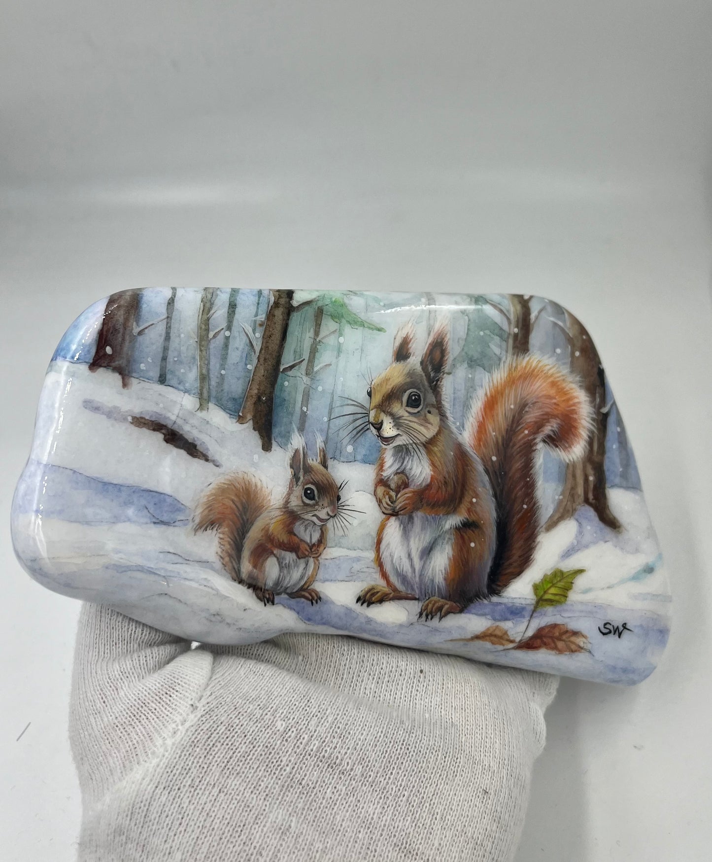 Einzigartig handbemalte Stein-Eichhörnchen Mama und Kind im Winter -inklusive Tischstaffelei