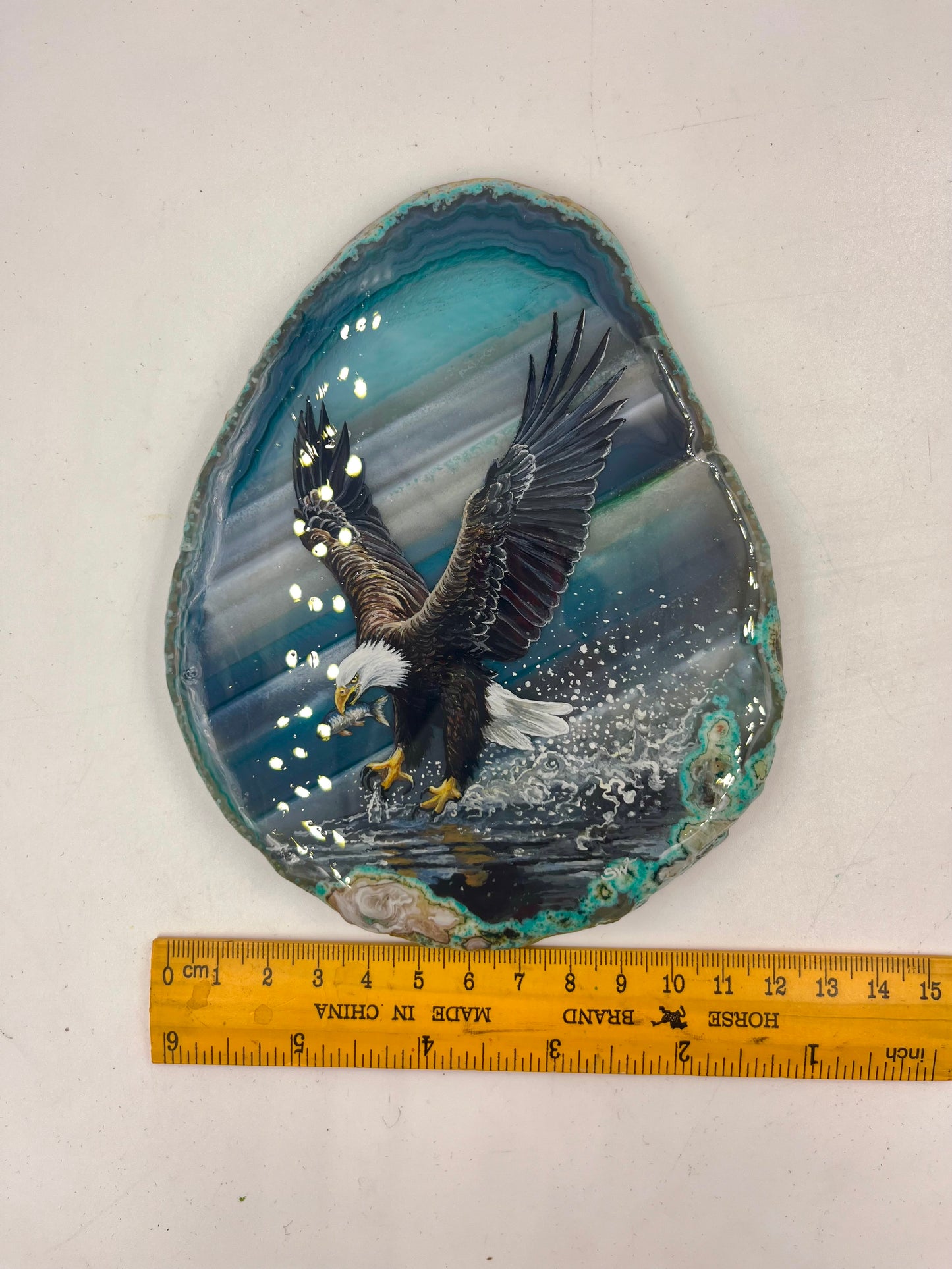 Einzigartige bemalt Achatscheibe/Fischender Adler /Hand bemalt /Deko/Tierpotrait/ink.Metallständer