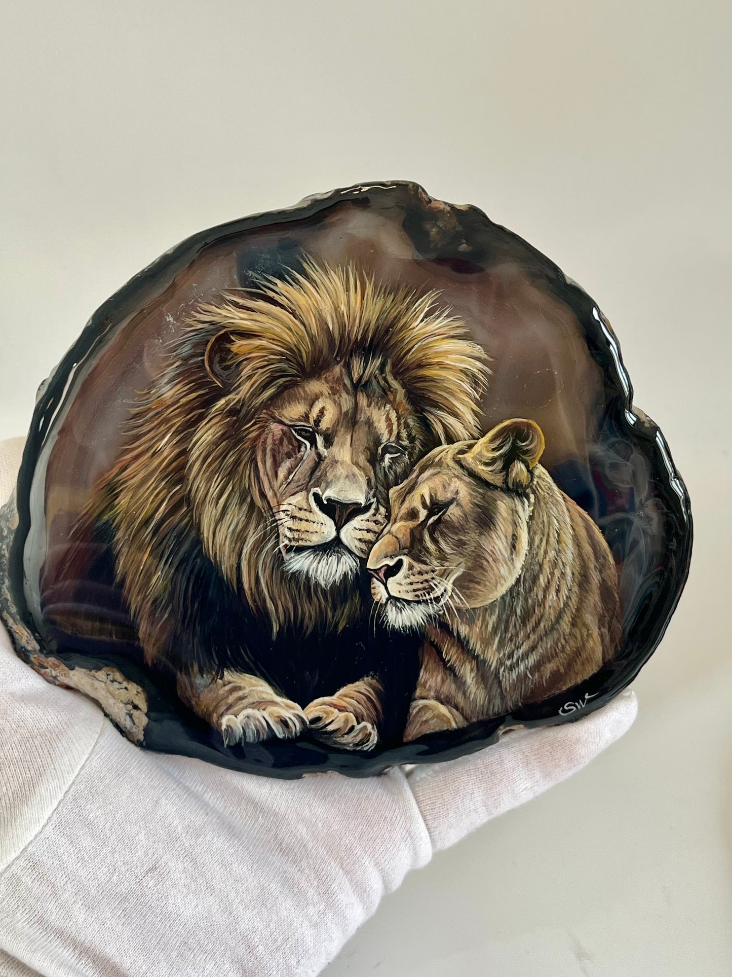 Einzigartige bemalt Achatscheibe/ Zwei aneinandergeschmiegte Löwen /Hand bemalt /Deko/Tierpotrait/ink.Metallständer