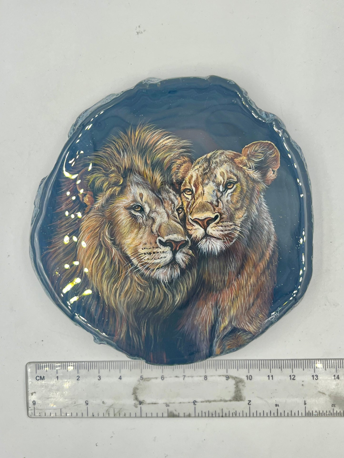 Einzigartige bemalt Achatscheibe/ ein liebevolles Löwenpaar /Hand bemalt /Deko/Tierpotrait/ink.Metallständer