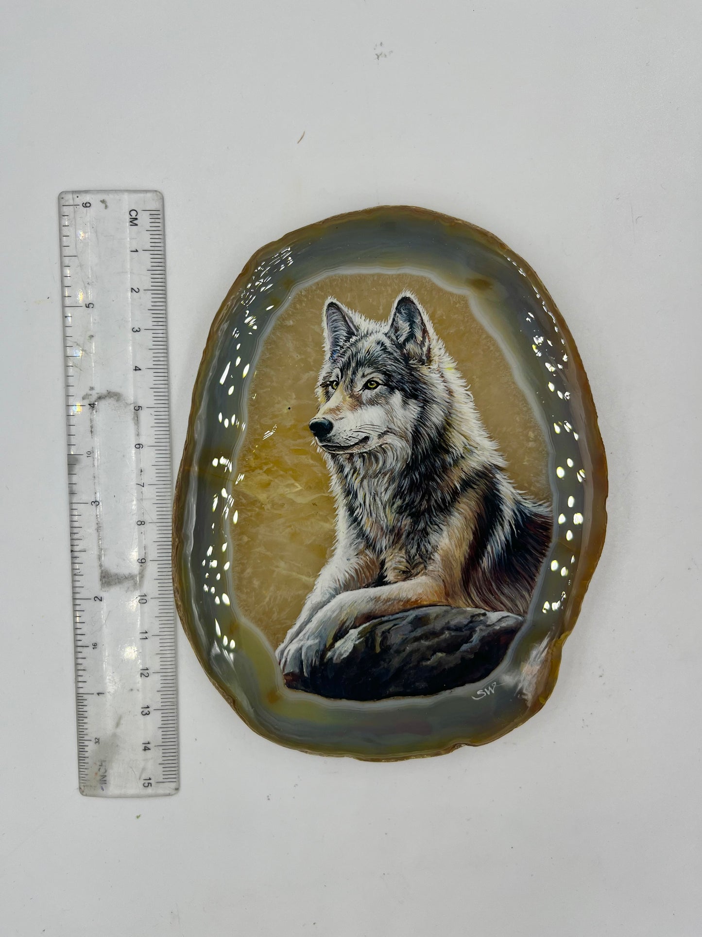 Einzigartige bemalt Achatscheibe/Der Wolf /Hand bemalt /Deko/Tierpotrait/ink.Metallständer