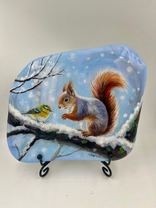 Einzigartig handbemalte Stein/das Eichhörnchen und der Vogel/inklusive Tischstaffele