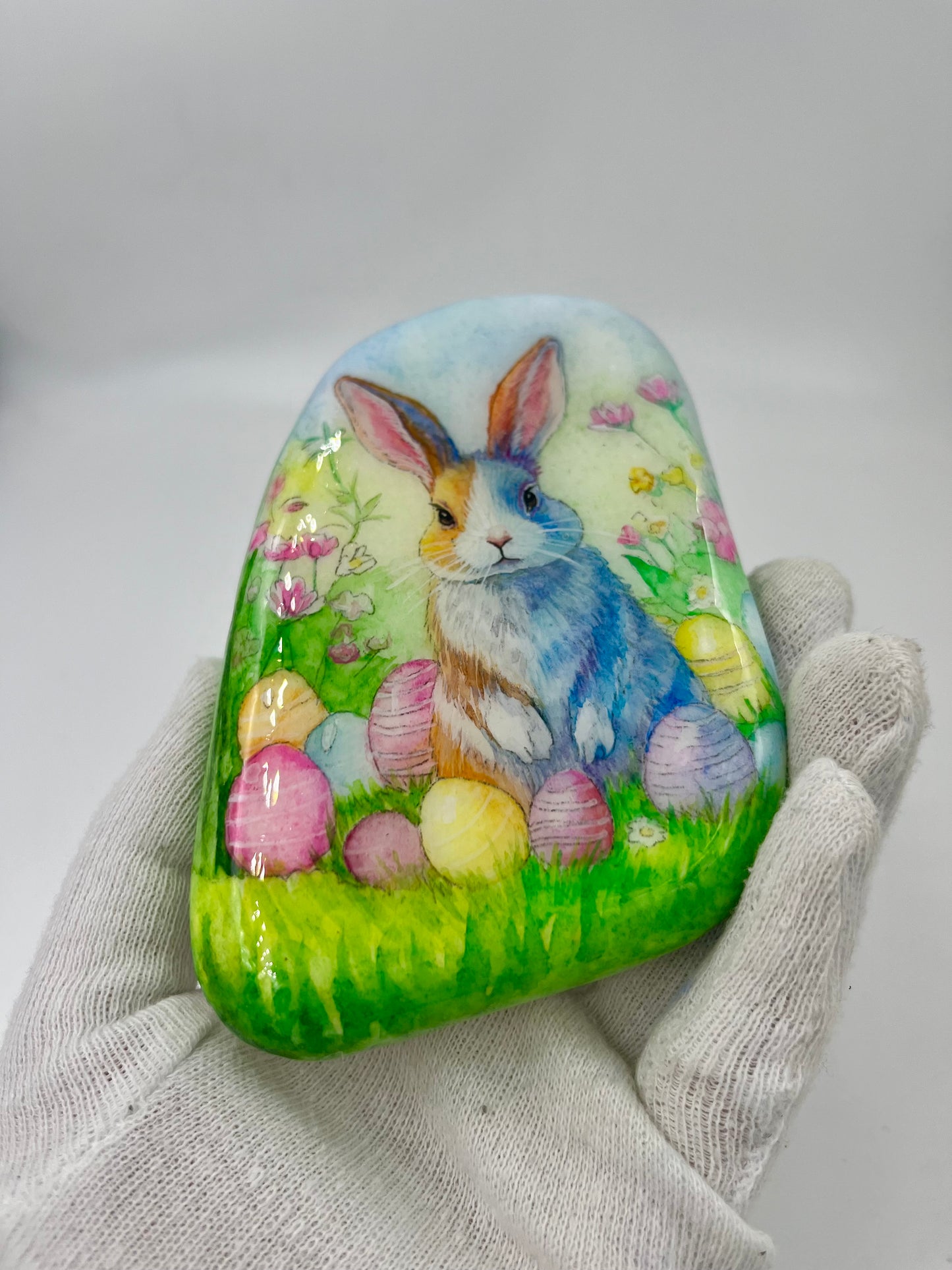Einzigartig handbemalte Stein/der Osterhase/inklusive Tischstaffelei