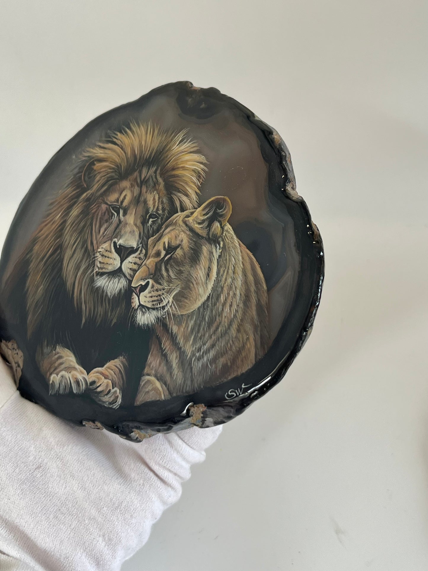 Einzigartige bemalt Achatscheibe/ Zwei aneinandergeschmiegte Löwen /Hand bemalt /Deko/Tierpotrait/ink.Metallständer