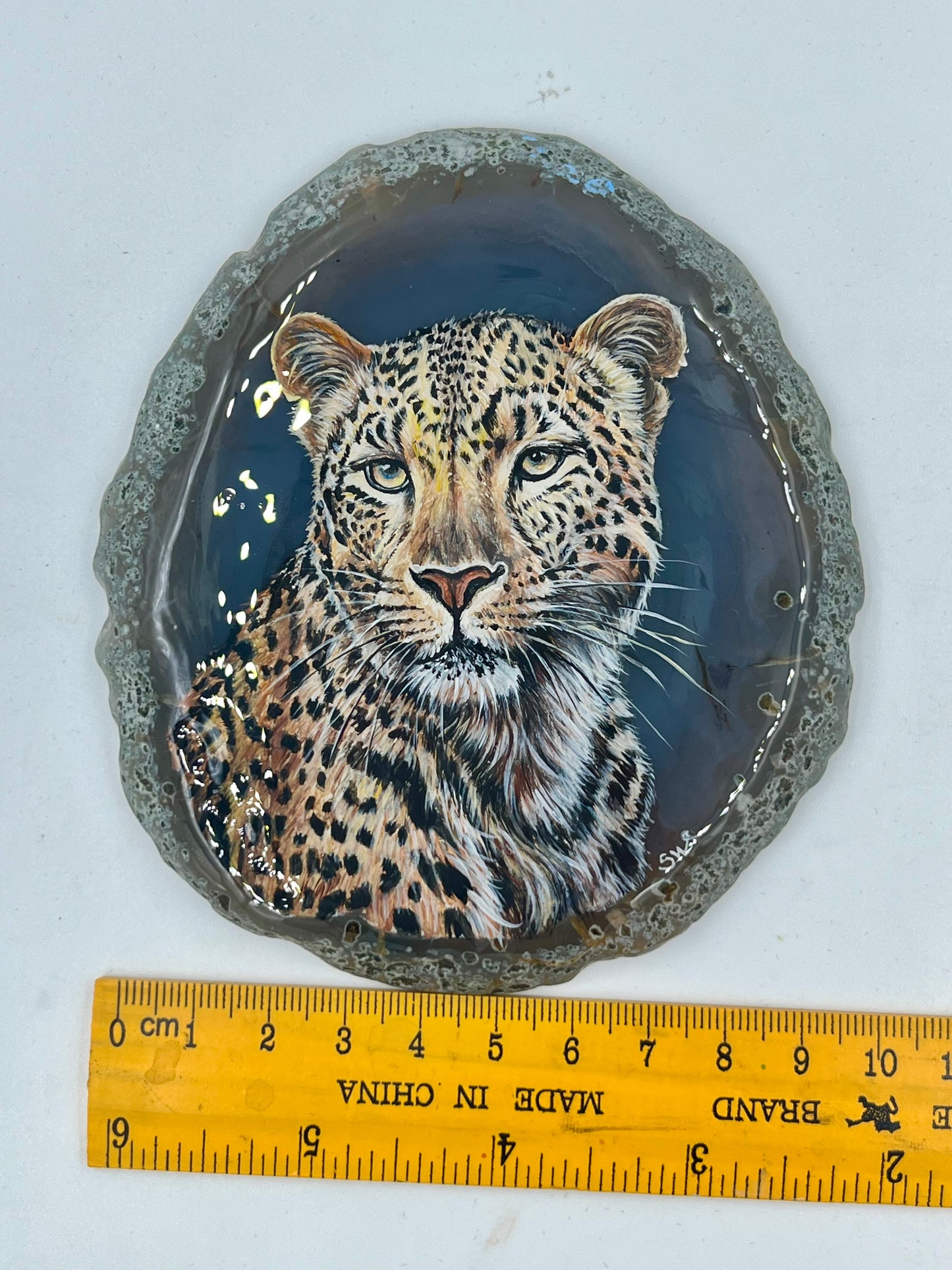 Einzigartige bemalt Achatscheibe/Der Leopard /Hand bemalt /Deko/Tierpotrait/ink.Metallständer