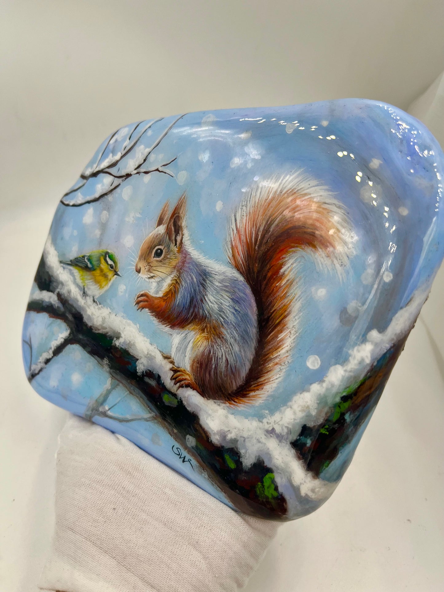 Einzigartig handbemalte Stein/das Eichhörnchen und der Vogel/inklusive Tischstaffele