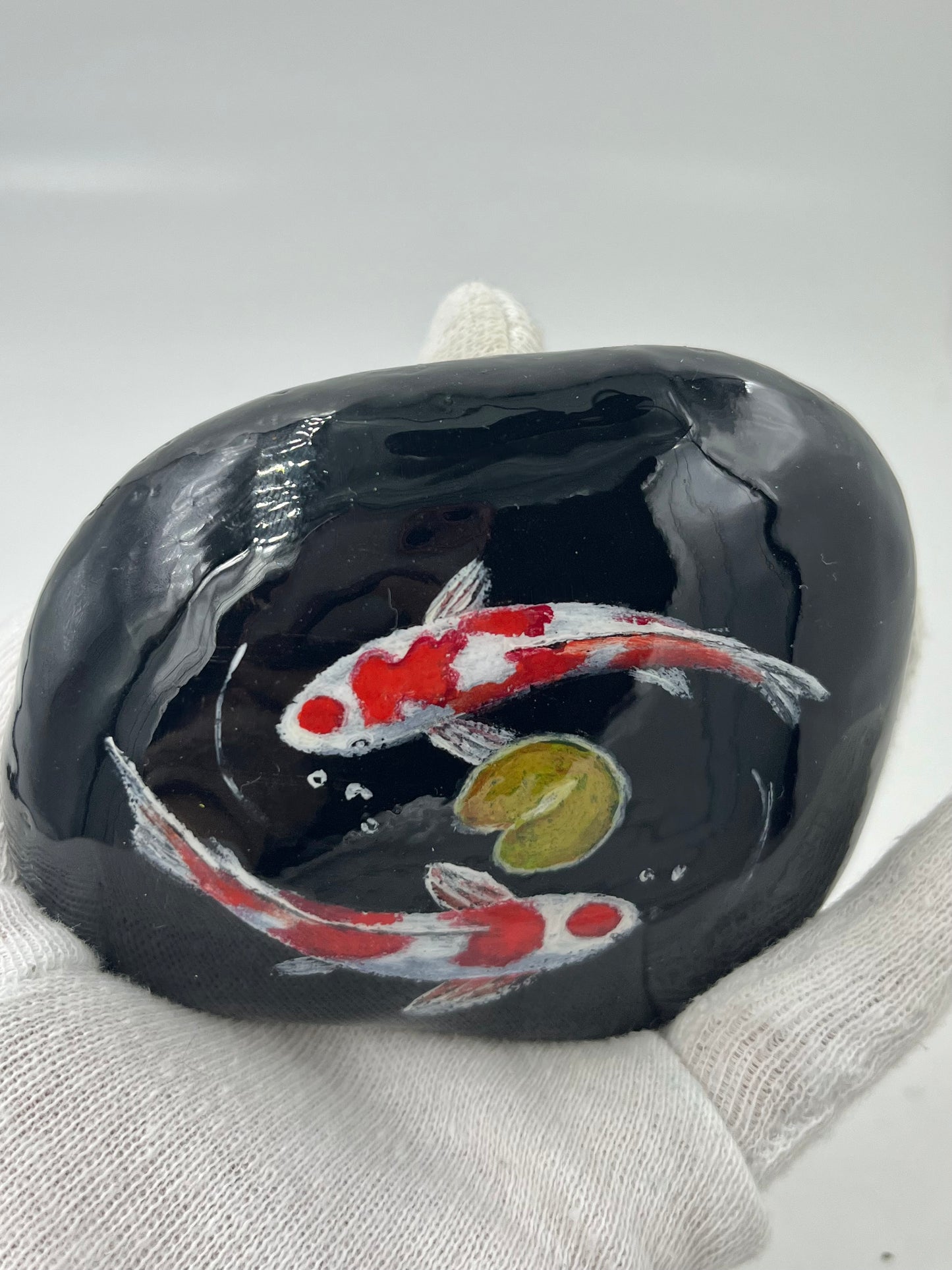 Einzigartig handbemalte Stein-der Koifisch/inklusive Tischstaffelei