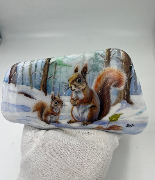 Einzigartig handbemalte Stein-Eichhörnchen Mama und Kind im Winter -inklusive Tischstaffelei