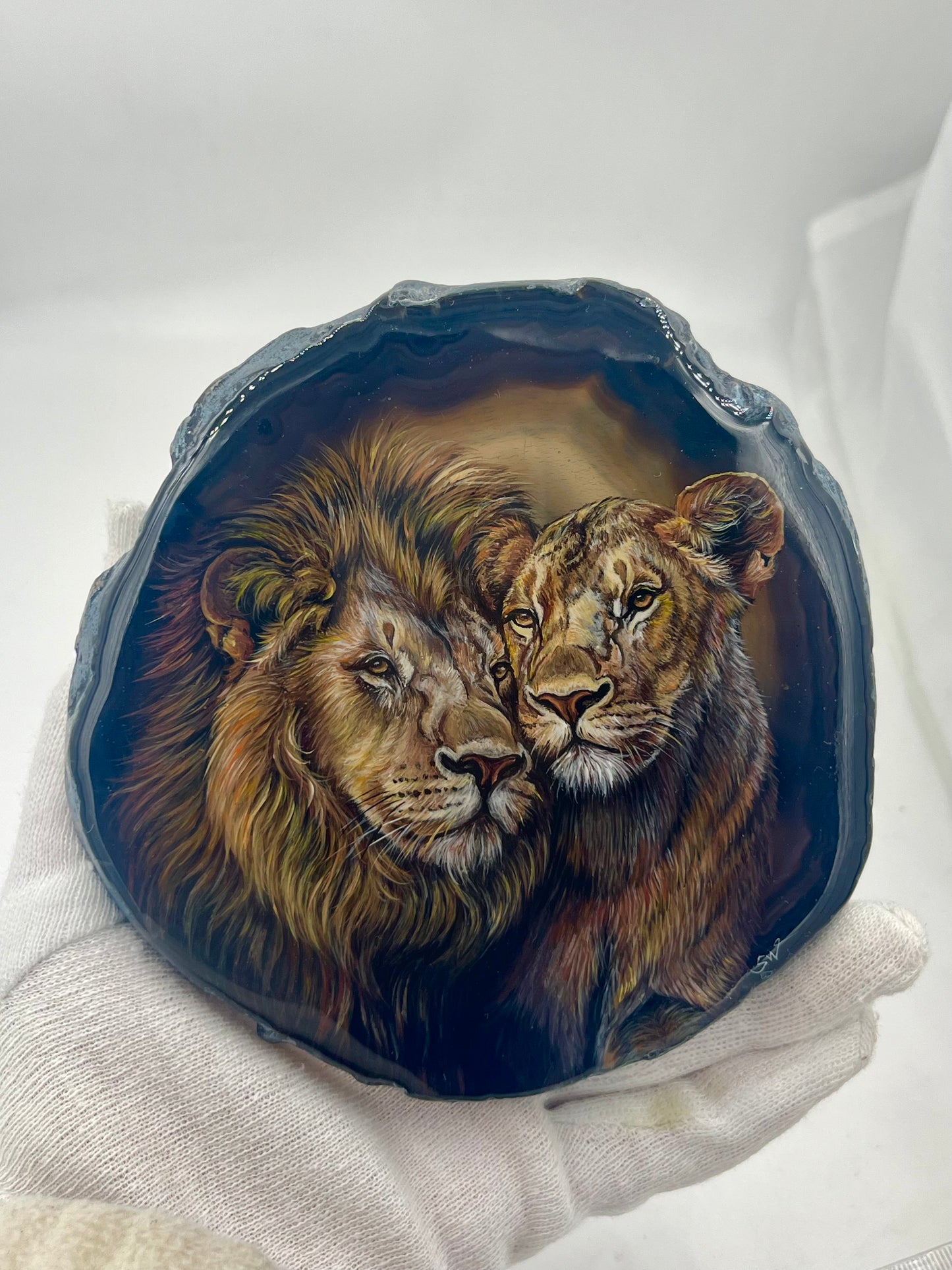 Einzigartige bemalt Achatscheibe/ ein liebevolles Löwenpaar /Hand bemalt /Deko/Tierpotrait/ink.Metallständer