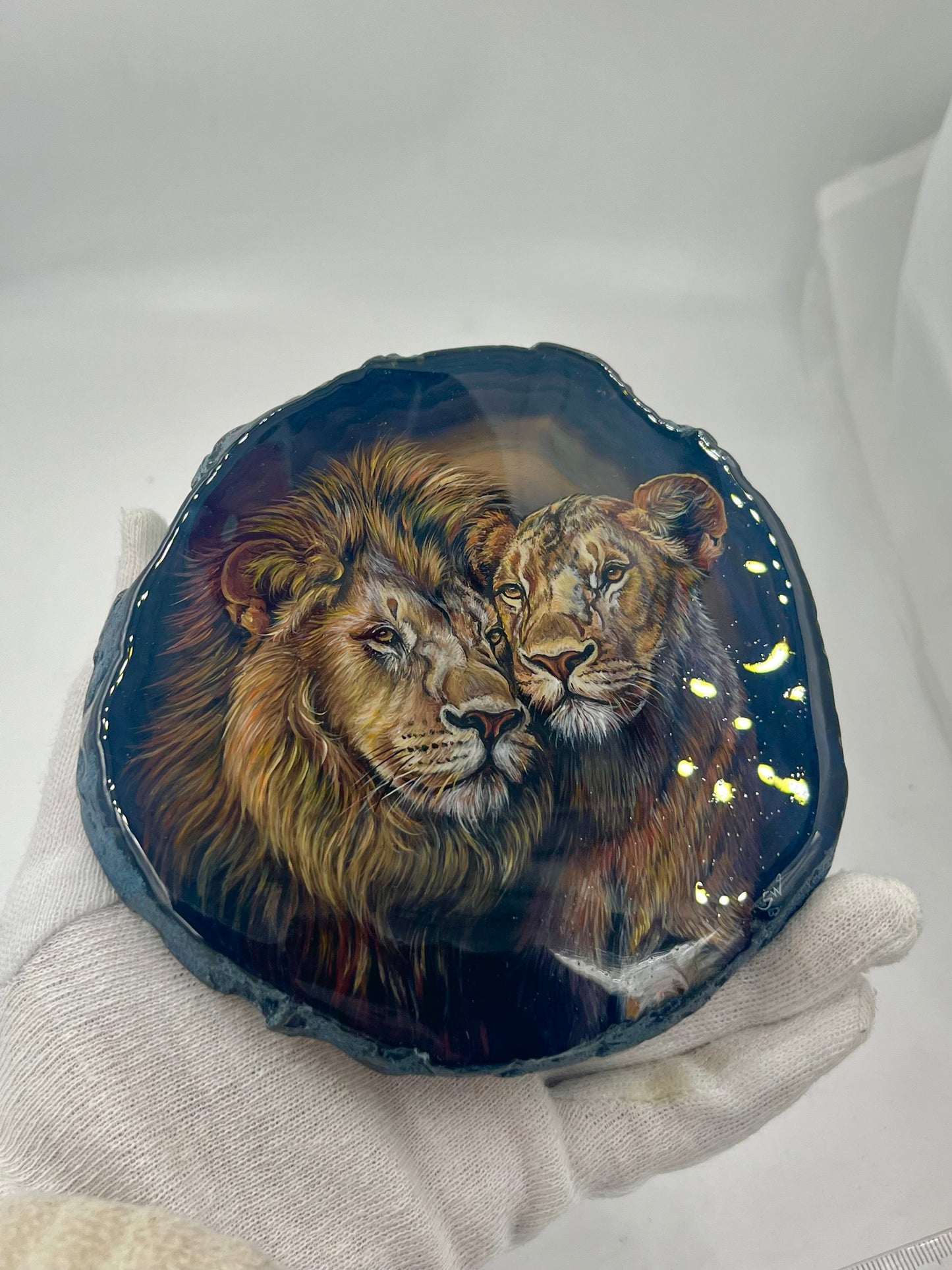 Einzigartige bemalt Achatscheibe/ ein liebevolles Löwenpaar /Hand bemalt /Deko/Tierpotrait/ink.Metallständer