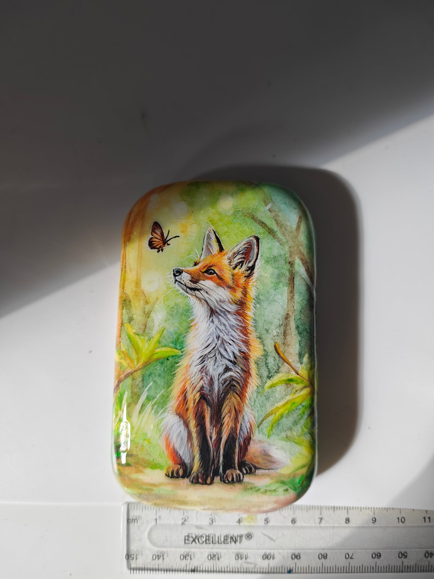 Einzigartig handbemalte Stein/der Fuchs und und der Schmetterling/inklusive Tischstaffele
