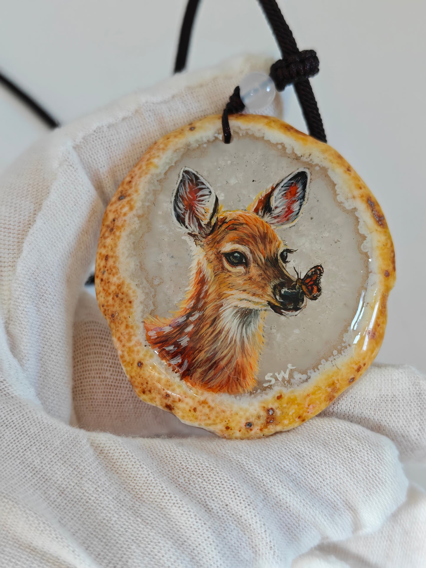 Einzigartige Anhänger / Das Rehkitz und der Schmetterling   Achat/Hand bemalt Juwelen und tragbare Kunst /Natur Schmuck