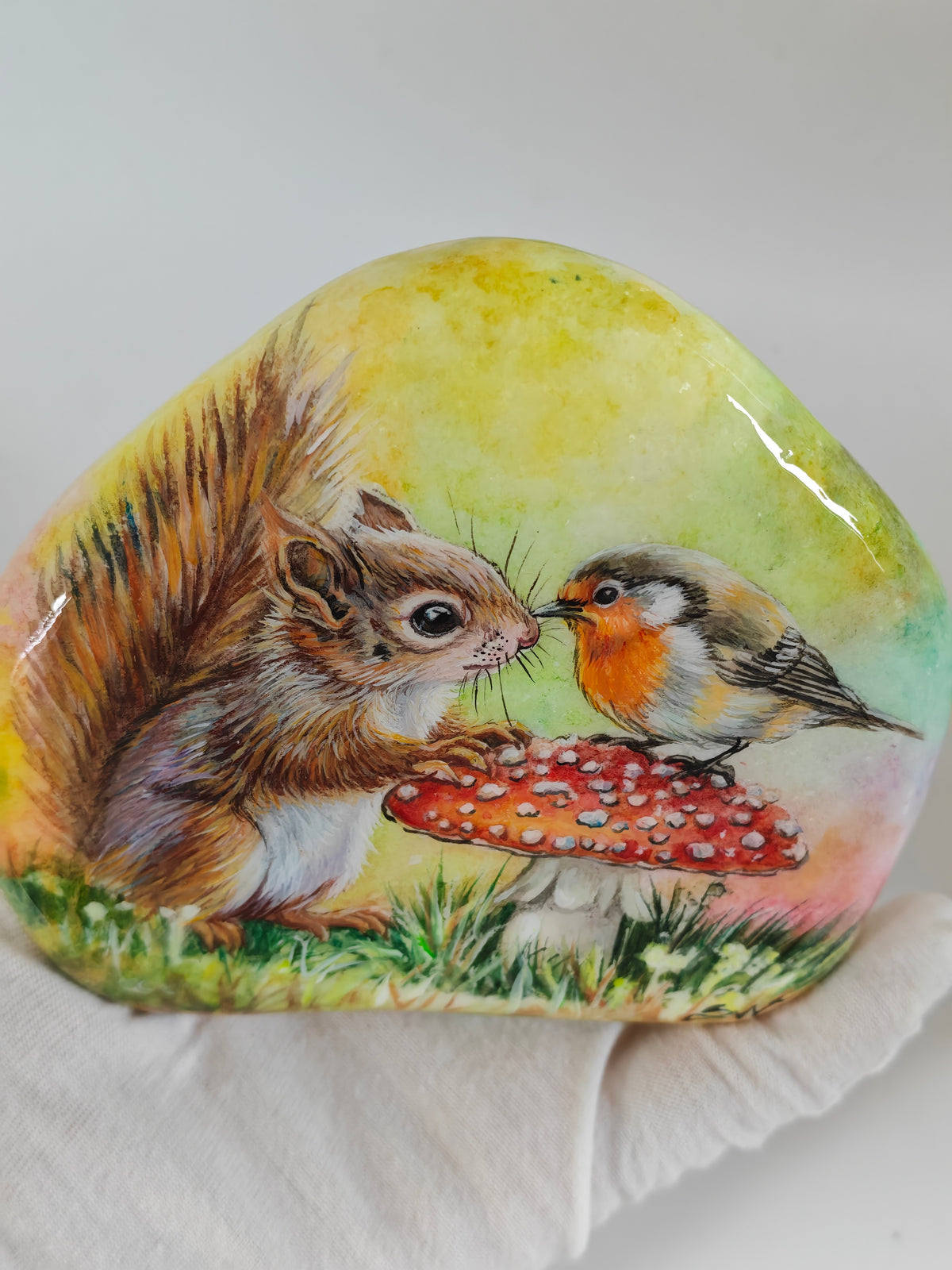Einzigartig handbemalte Stein/Das kleine Eichhörnchen und das Rotkehlchen/inklusive Tischstaffele