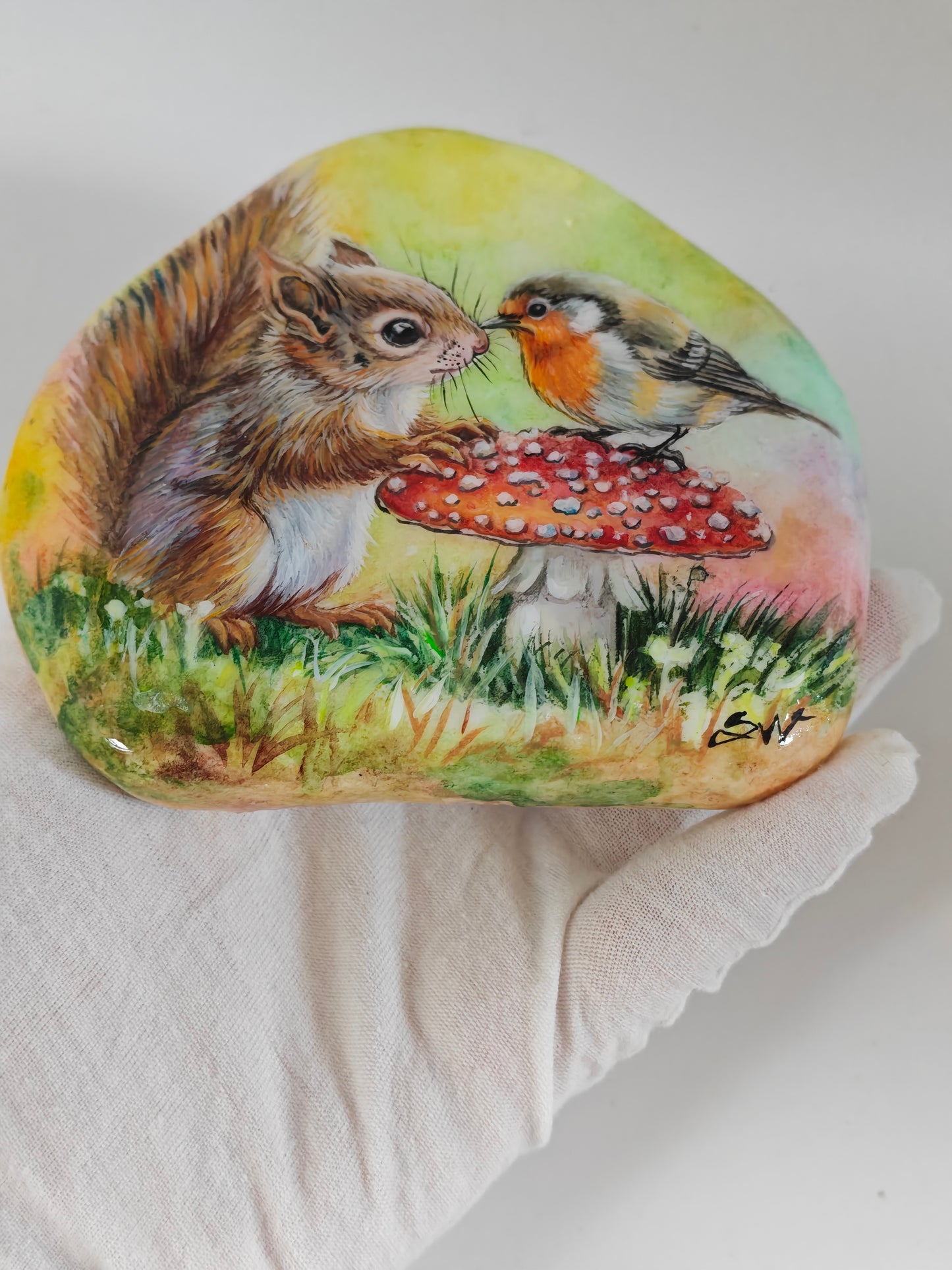Einzigartig handbemalte Stein/Das kleine Eichhörnchen und das Rotkehlchen/inklusive Tischstaffele