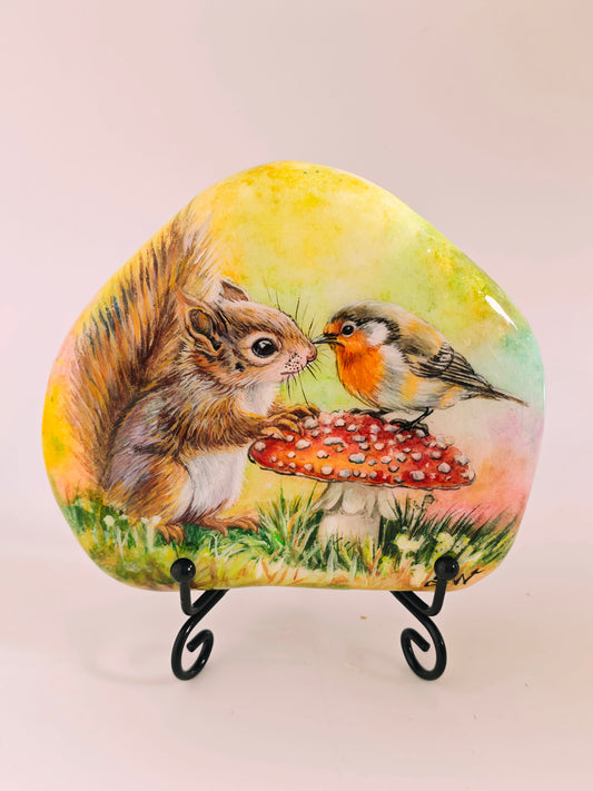 Einzigartig handbemalte Stein/Das kleine Eichhörnchen und das Rotkehlchen/inklusive Tischstaffele