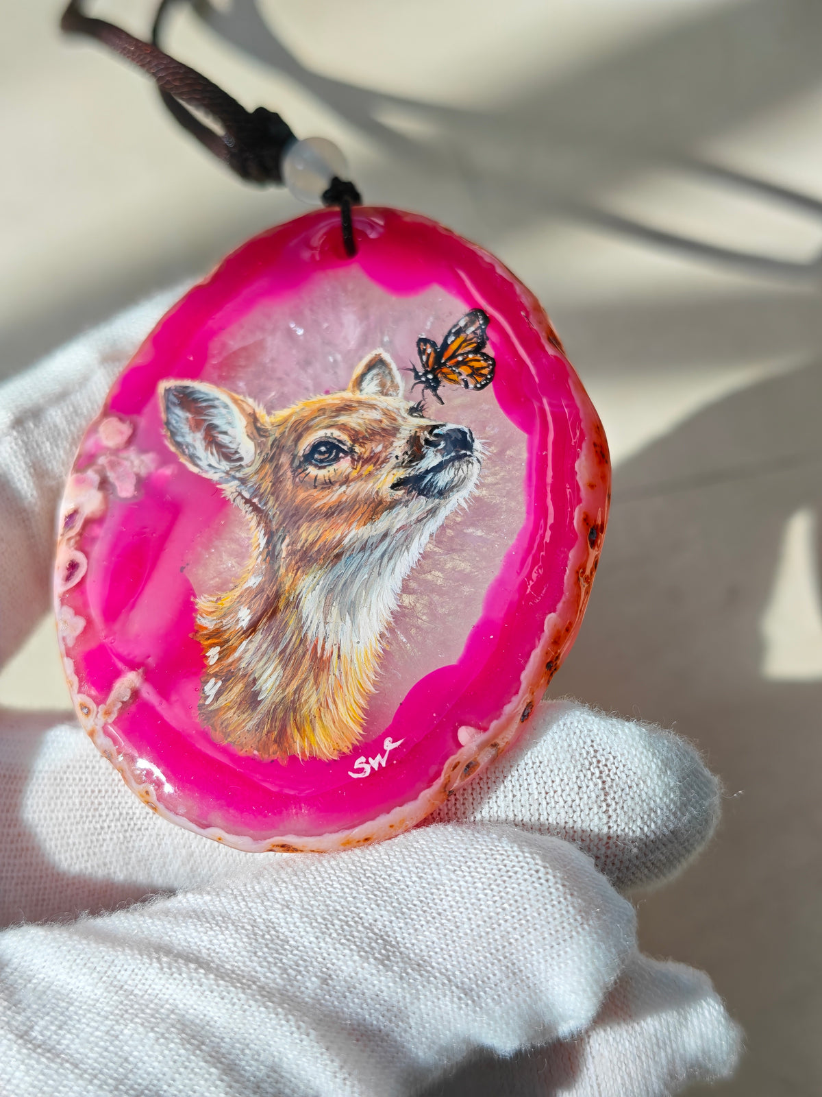 Einzigartige Anhänger /Süßes Rehkitz und Schmetterling/Achat/Hand bemalt Juwelen und tragbare Kunst /Natur Schmuck