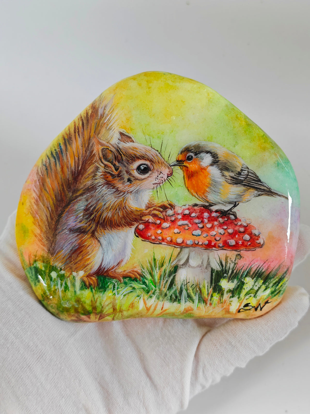 Einzigartig handbemalte Stein/Das kleine Eichhörnchen und das Rotkehlchen/inklusive Tischstaffele