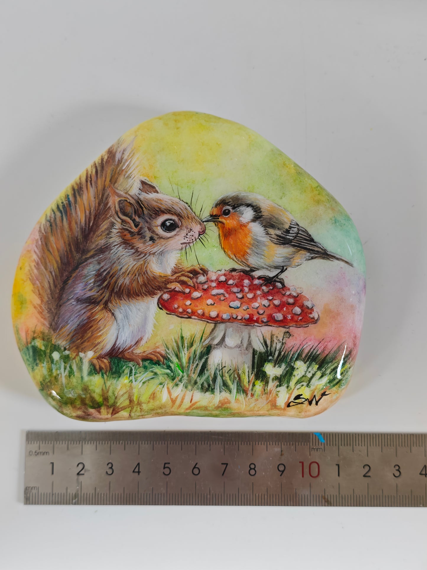 Einzigartig handbemalte Stein/Das kleine Eichhörnchen und das Rotkehlchen/inklusive Tischstaffele