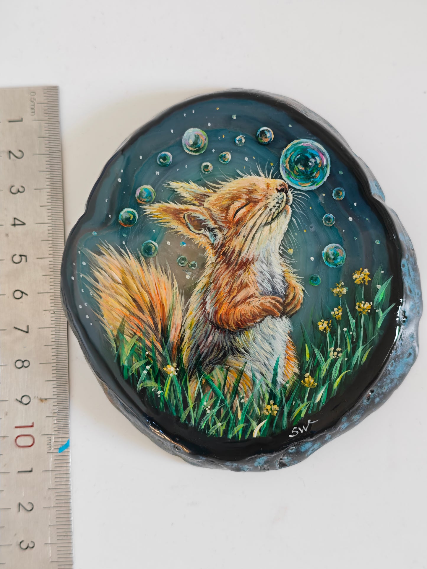 Einzigartige bemalt Achatscheibe/Das Eichhörnchen /Hand bemalt /Deko/Tierpotrait/ink.Metallständer