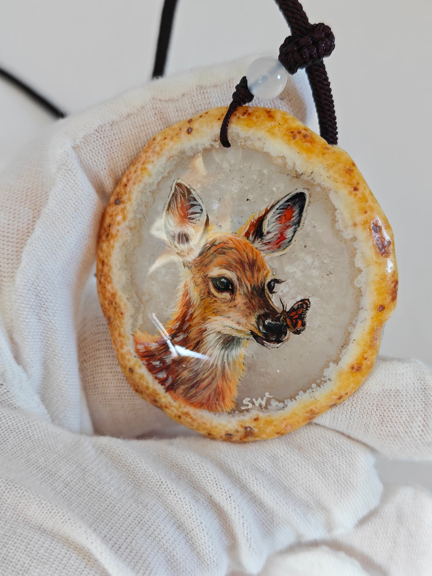 Einzigartige Anhänger / Das Rehkitz und der Schmetterling   Achat/Hand bemalt Juwelen und tragbare Kunst /Natur Schmuck