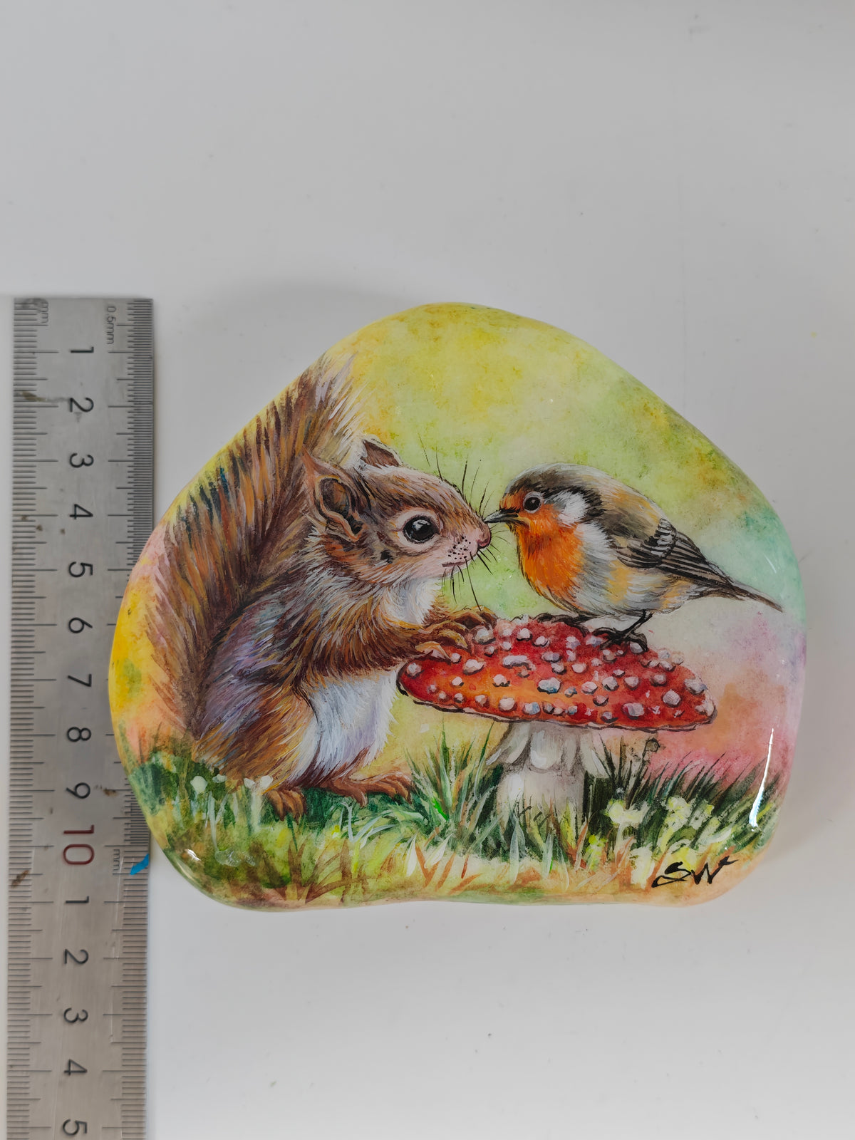 Einzigartig handbemalte Stein/Das kleine Eichhörnchen und das Rotkehlchen/inklusive Tischstaffele