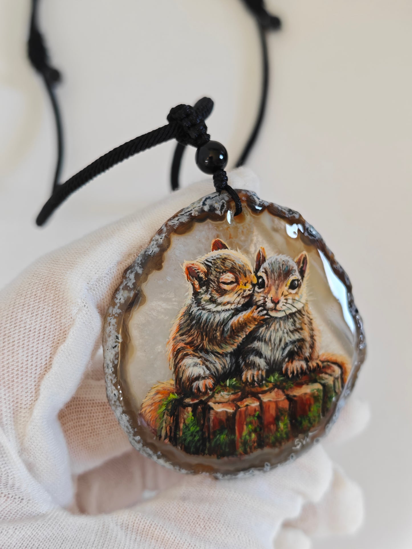 Einzigartige Anhänger /zwei Eichhörnchen/Achat/Hand bemalt Juwelen und tragbare Kunst /Natur Schmuck