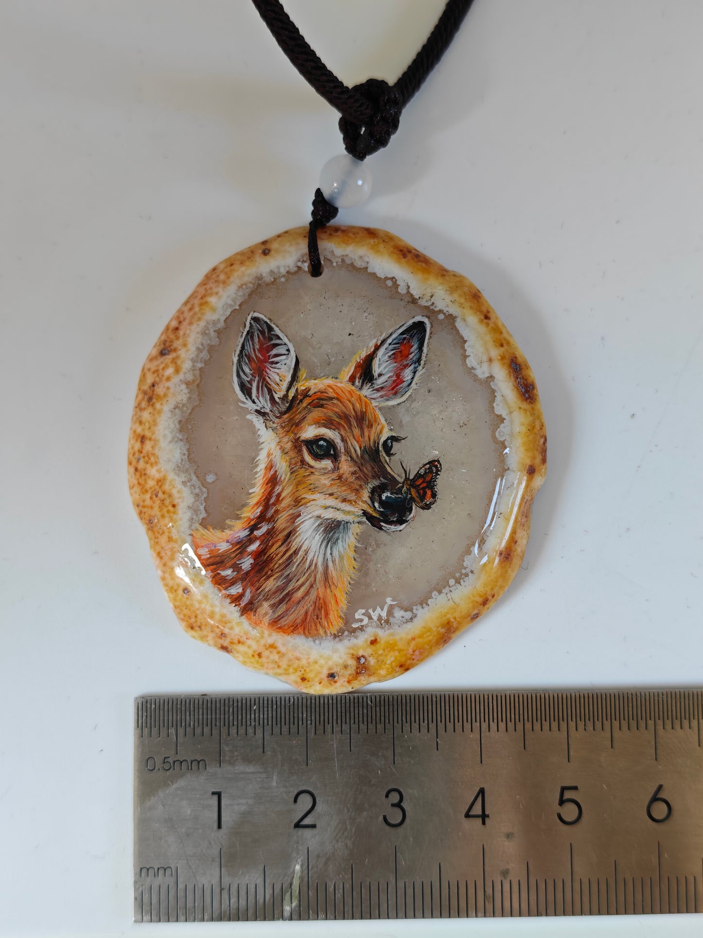 Einzigartige Anhänger / Das Rehkitz und der Schmetterling   Achat/Hand bemalt Juwelen und tragbare Kunst /Natur Schmuck