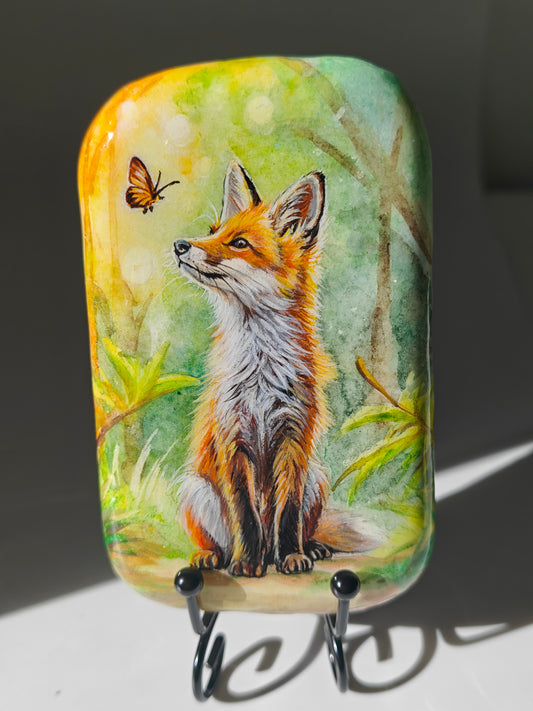 Einzigartig handbemalte Stein/der Fuchs und und der Schmetterling/inklusive Tischstaffele