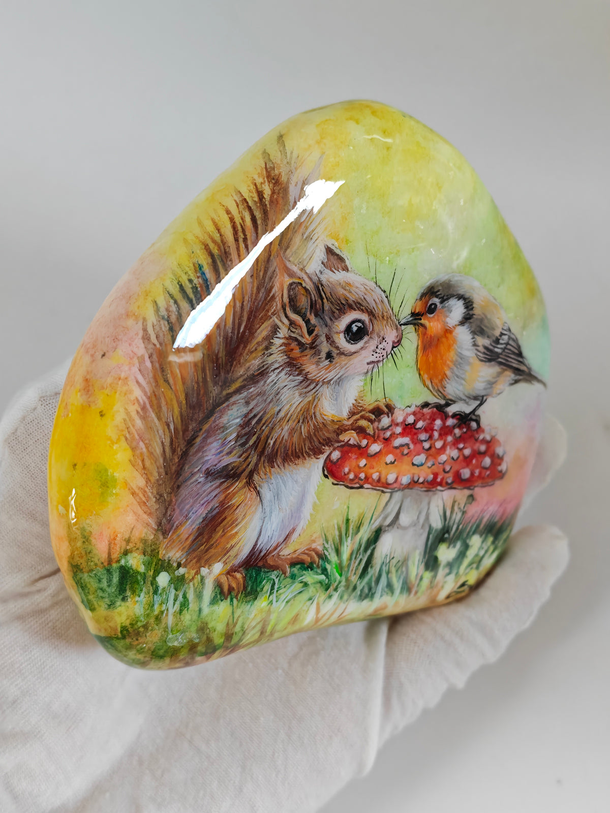 Einzigartig handbemalte Stein/Das kleine Eichhörnchen und das Rotkehlchen/inklusive Tischstaffele