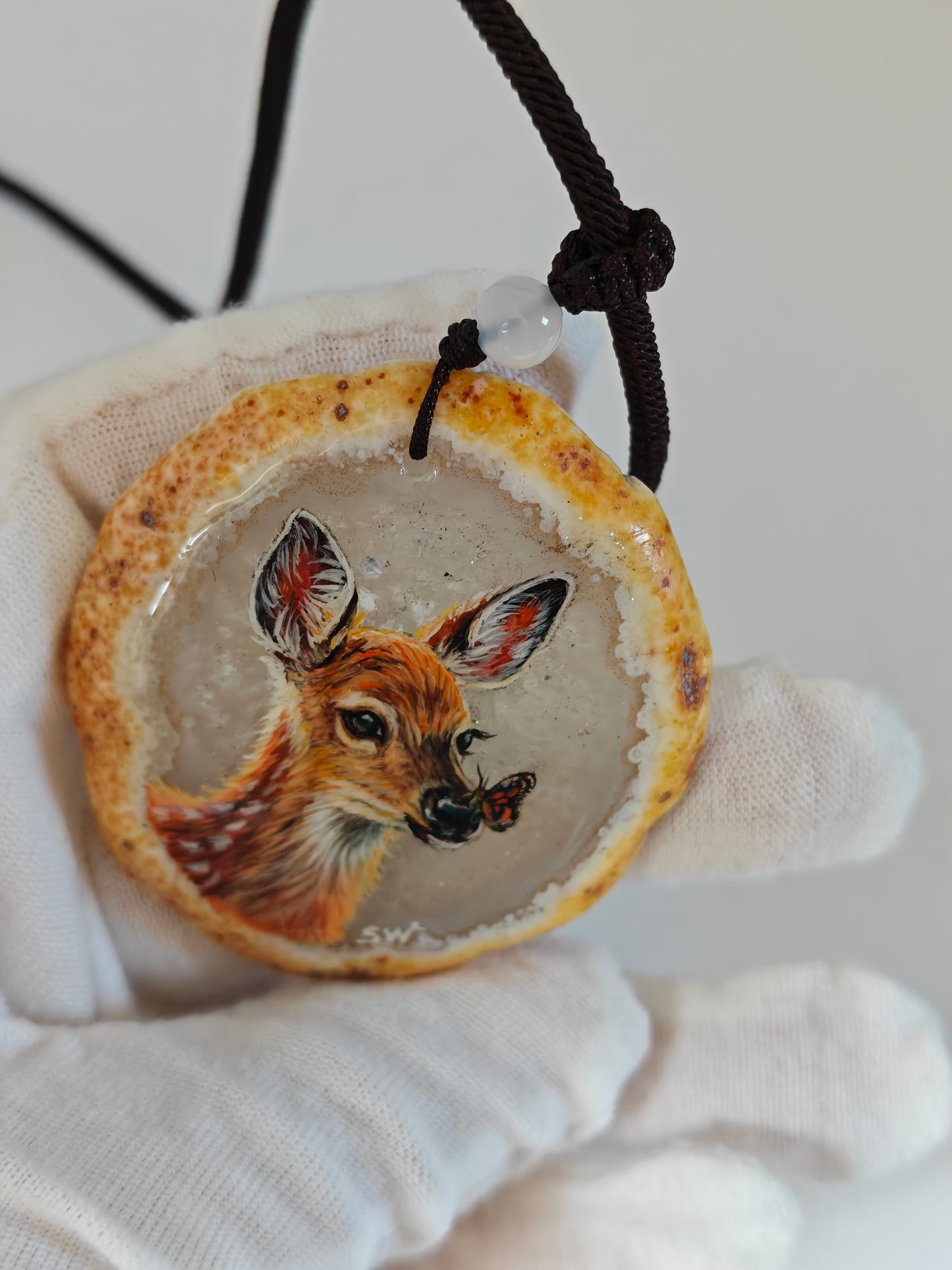 Einzigartige Anhänger / Das Rehkitz und der Schmetterling   Achat/Hand bemalt Juwelen und tragbare Kunst /Natur Schmuck