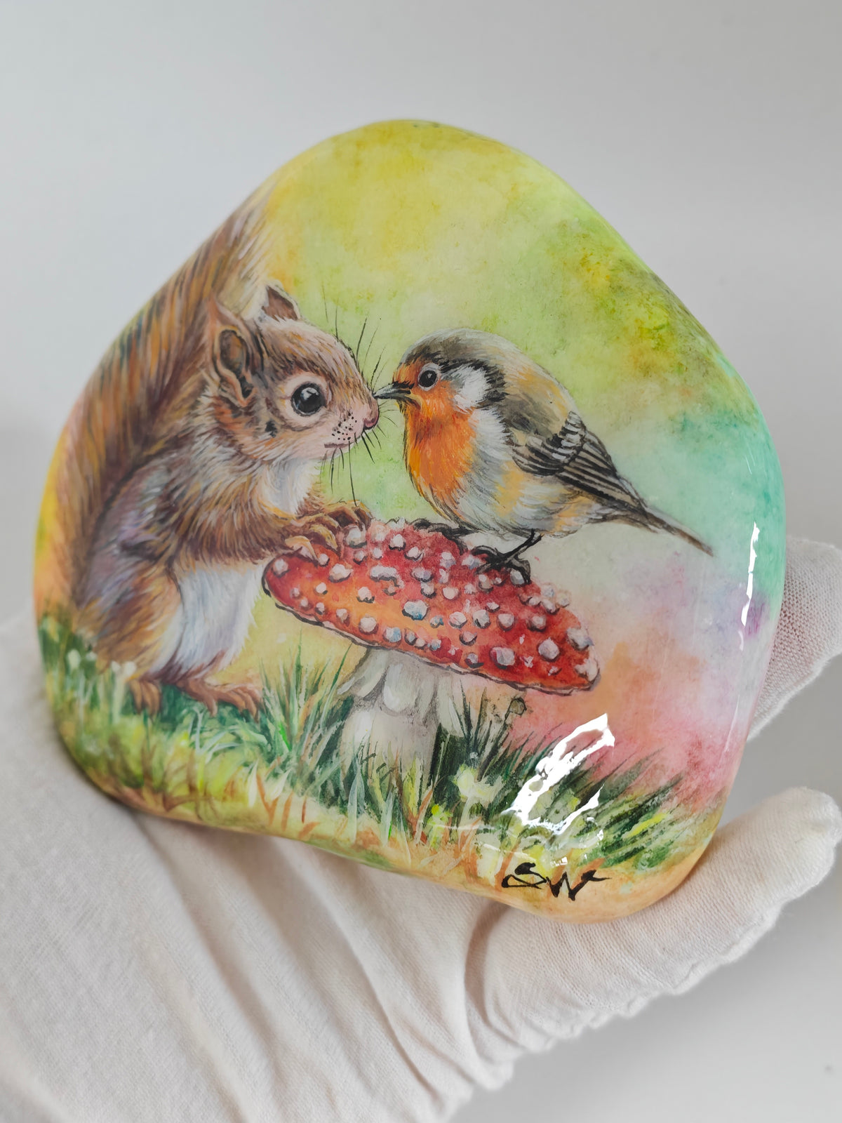 Einzigartig handbemalte Stein/Das kleine Eichhörnchen und das Rotkehlchen/inklusive Tischstaffele