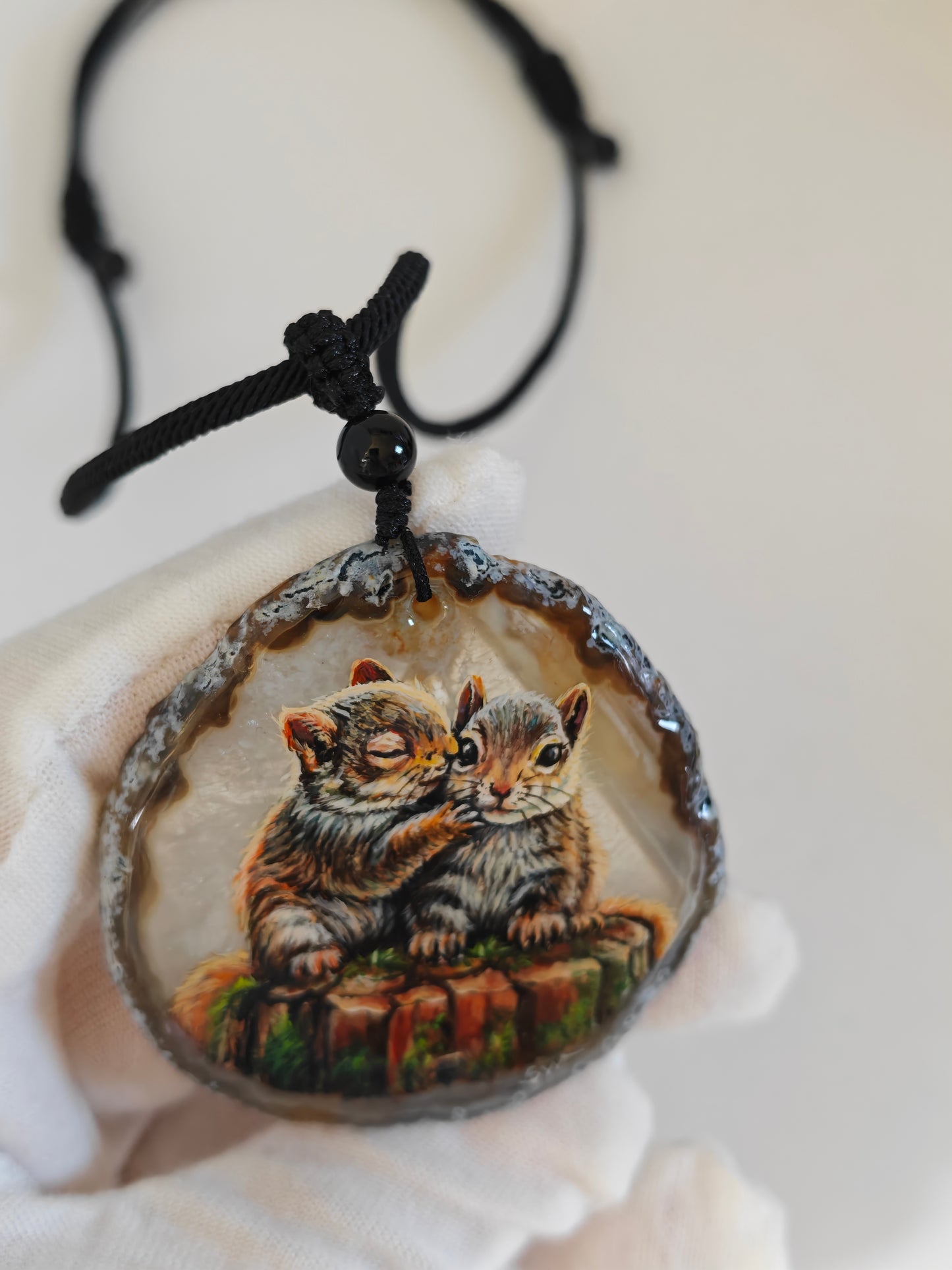 Einzigartige Anhänger /zwei Eichhörnchen/Achat/Hand bemalt Juwelen und tragbare Kunst /Natur Schmuck