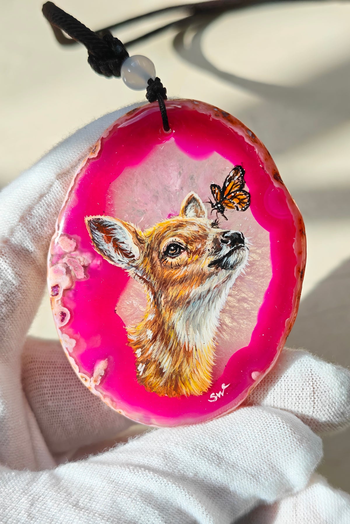 Einzigartige Anhänger /Süßes Rehkitz und Schmetterling/Achat/Hand bemalt Juwelen und tragbare Kunst /Natur Schmuck