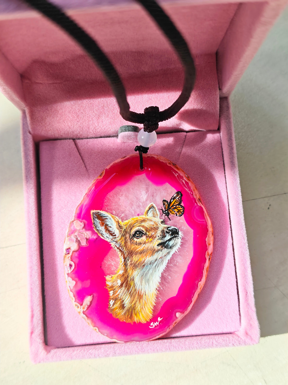 Einzigartige Anhänger /Süßes Rehkitz und Schmetterling/Achat/Hand bemalt Juwelen und tragbare Kunst /Natur Schmuck