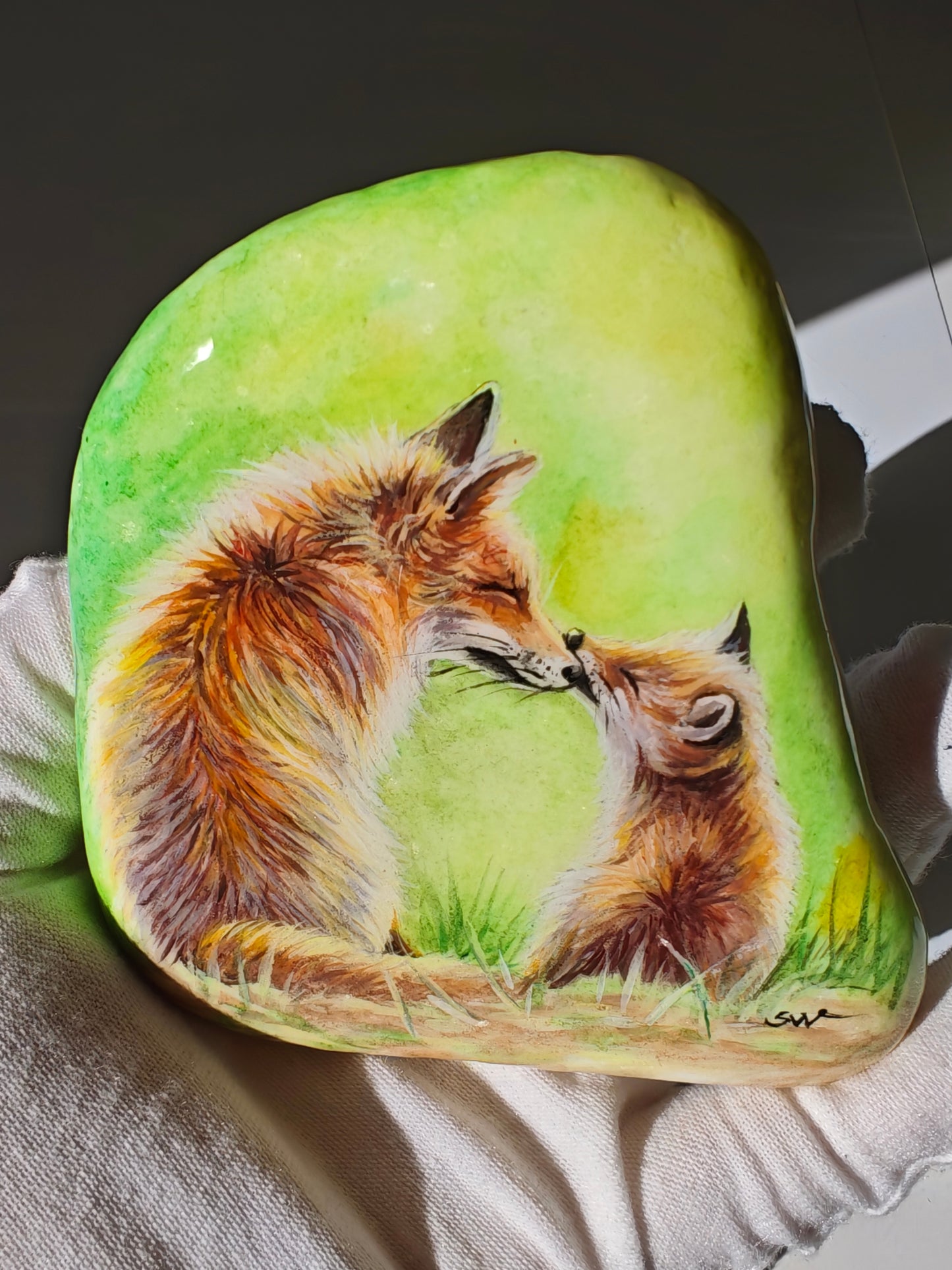 Einzigartig handbemalte Stein/Der Fuchs Mama und Kind /inklusive Tischstaffele
