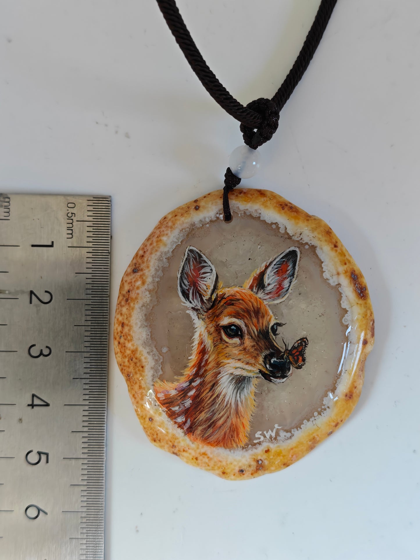 Einzigartige Anhänger / Das Rehkitz und der Schmetterling   Achat/Hand bemalt Juwelen und tragbare Kunst /Natur Schmuck