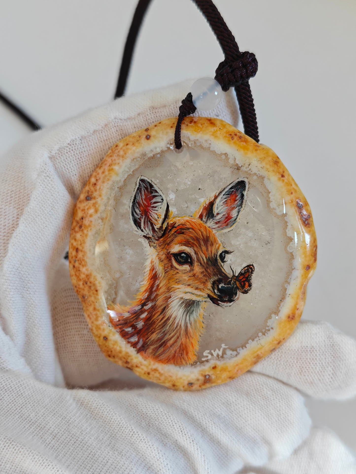 Einzigartige Anhänger / Das Rehkitz und der Schmetterling   Achat/Hand bemalt Juwelen und tragbare Kunst /Natur Schmuck